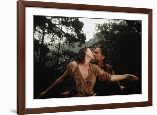 A la poursuite du diamant vert Romancing the stone by Robert Zemeckis with Kathleen Turner and Mich-null-Framed Photo