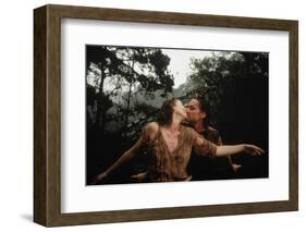 A la poursuite du diamant vert Romancing the stone by Robert Zemeckis with Kathleen Turner and Mich-null-Framed Photo