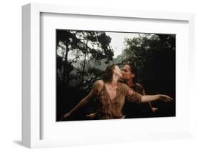 A la poursuite du diamant vert Romancing the stone by Robert Zemeckis with Kathleen Turner and Mich-null-Framed Photo