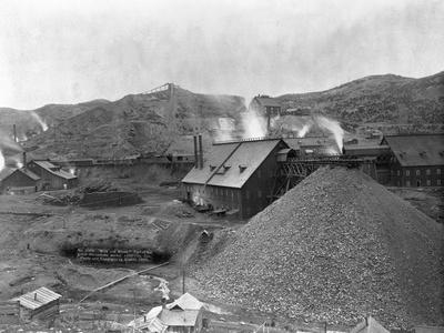 https://imgc.allpostersimages.com/img/posters/a-large-mining-facility-part-of-the-homestake-works_u-L-PZNECT0.jpg?artPerspective=n