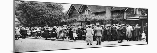 A Queue for the Zoo on a National Holiday, London, 1926-1927-null-Mounted Giclee Print