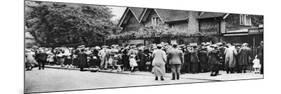 A Queue for the Zoo on a National Holiday, London, 1926-1927-null-Mounted Giclee Print