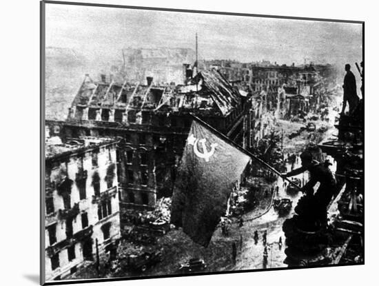 A Russian Sergeant Raises the Soviet Flag over the Reichstag, Berlin, 1945-null-Mounted Premium Photographic Print