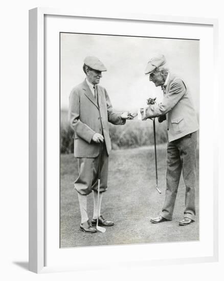 A Splendid Long Putt Deserves a Dime-null-Framed Photo