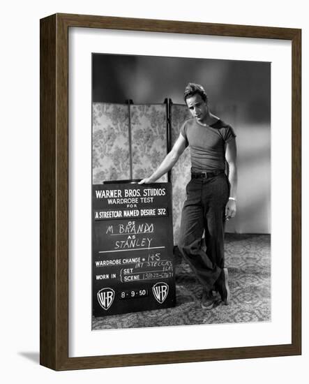 A STREETCAR NAMED DESIRE, 1951 directed by ELIA KAZAN with Marlon Brando (b/w photo)-null-Framed Photo