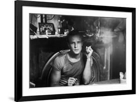 A STREETCAR NAMED DESIRE, 1951 directed by ELIA KAZAN with Marlon Brando (b/w photo)-null-Framed Photo