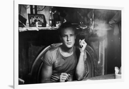 A STREETCAR NAMED DESIRE, 1951 directed by ELIA KAZAN with Marlon Brando (b/w photo)-null-Framed Photo