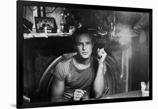 A STREETCAR NAMED DESIRE, 1951 directed by ELIA KAZAN with Marlon Brando (b/w photo)-null-Framed Photo