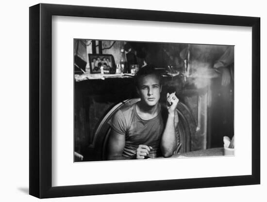 A STREETCAR NAMED DESIRE, 1951 directed by ELIA KAZAN with Marlon Brando (b/w photo)-null-Framed Photo