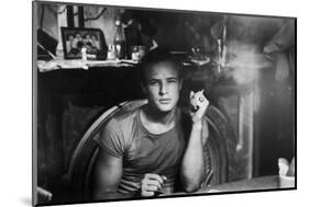 A STREETCAR NAMED DESIRE, 1951 directed by ELIA KAZAN with Marlon Brando (b/w photo)-null-Mounted Photo