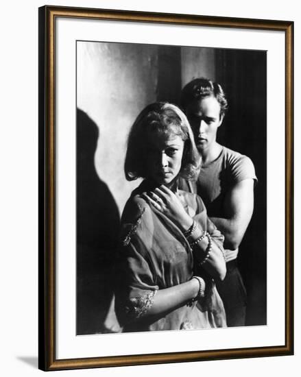 A STREETCAR NAMED DESIRE, 1951 directed by ELIA KAZAN with Vivien Leigh and Marlon Brando (b/w phot-null-Framed Photo