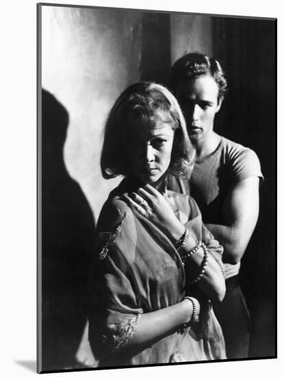 A STREETCAR NAMED DESIRE, 1951 directed by ELIA KAZAN with Vivien Leigh and Marlon Brando (b/w phot-null-Mounted Photo
