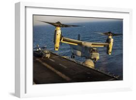 A U.S. Marine Corps MV-22B Osprey Lands on USS Kearsarge-null-Framed Photographic Print