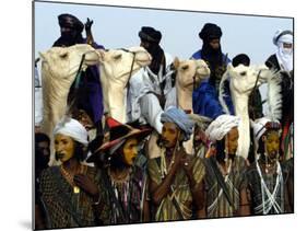 A Wodabe Man Waits to Perform a Dance of Male Beauty at a Festival in Ingall, Niger, Sept. 25, 2003-Christine Nesbitt-Mounted Photographic Print