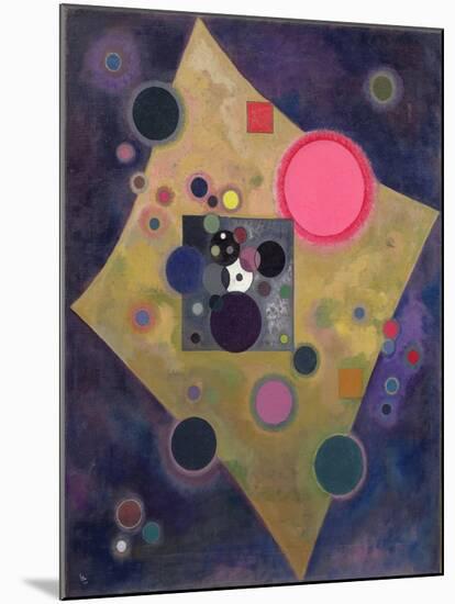 Accent En Rose, 1926-Wassily Kandinsky-Mounted Giclee Print