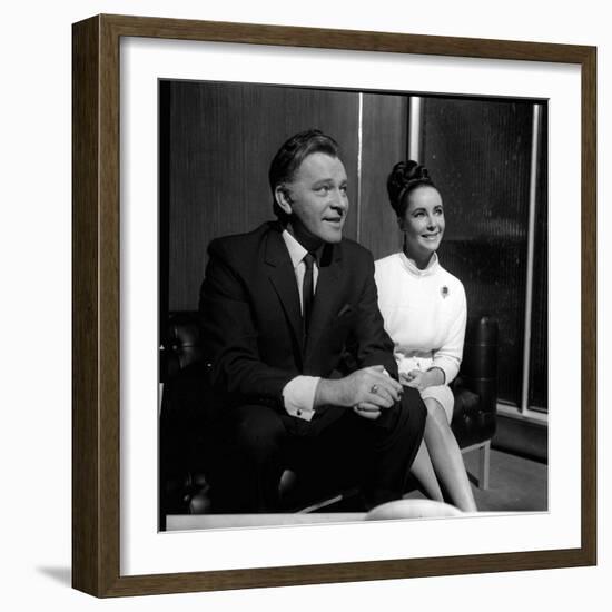 Actor Richard Burton with Elizabeth Taylor in December 1962-null-Framed Photographic Print