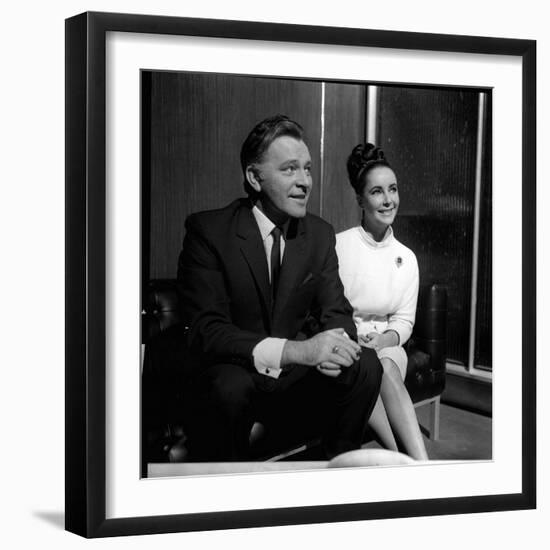 Actor Richard Burton with Elizabeth Taylor in December 1962-null-Framed Photographic Print