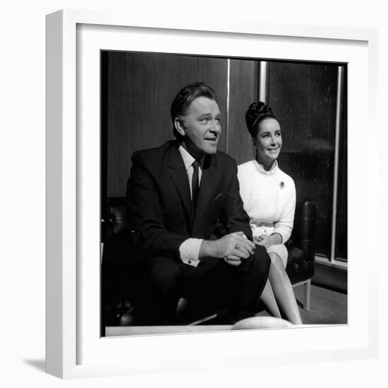 Actor Richard Burton with Elizabeth Taylor in December 1962-null-Framed Photographic Print