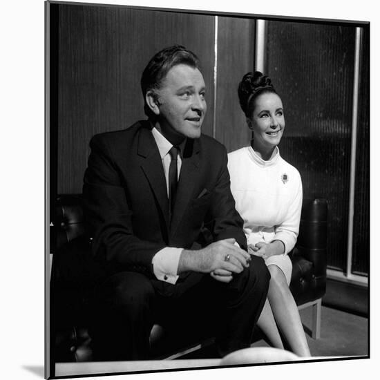 Actor Richard Burton with Elizabeth Taylor in December 1962-null-Mounted Photographic Print