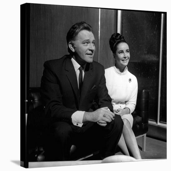 Actor Richard Burton with Elizabeth Taylor in December 1962-null-Stretched Canvas