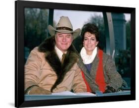 Actors Larry Hagman and Linda Gray-David Mcgough-Framed Premium Photographic Print