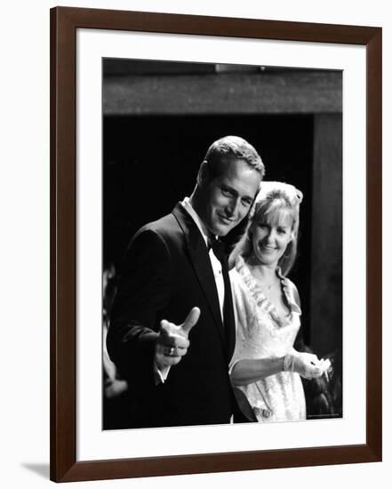 Actors Paul Newman and Joanne Woodward-Mark Kauffman-Framed Premium Photographic Print