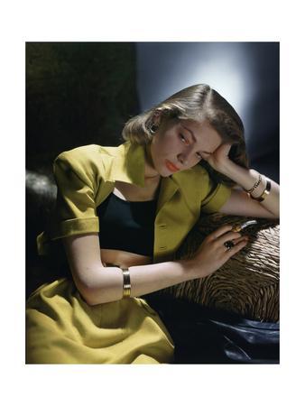 https://imgc.allpostersimages.com/img/posters/actress-lauren-bacall-wearing-yellow-bare-midriff-suit-with-black-halter-from-b-h-wragge_u-L-PYJHKF0.jpg?artPerspective=n