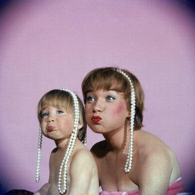 https://imgc.allpostersimages.com/img/posters/actress-shirley-maclaine-and-daughter-sachi-parker-pouting-with-string-of-pearls-on-their-heads_u-L-P439UP0.jpg?artPerspective=n