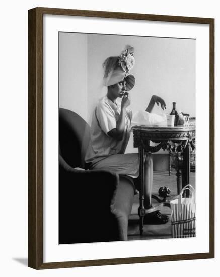 Actress Sophia Loren Eating on a Break During Filming of "Madame Sans Gene"-Alfred Eisenstaedt-Framed Premium Photographic Print