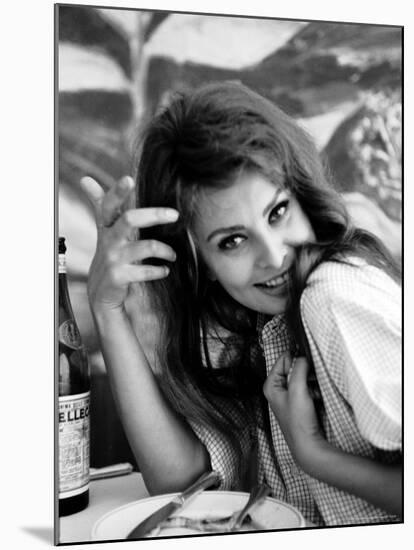 Actress Sophia Loren-Alfred Eisenstaedt-Mounted Premium Photographic Print