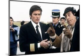 AIRPORT 80, 1978 directed by DAVID LOWELL RICH On the set, Alain Delon with David Lowell Rich (dire-null-Mounted Photo