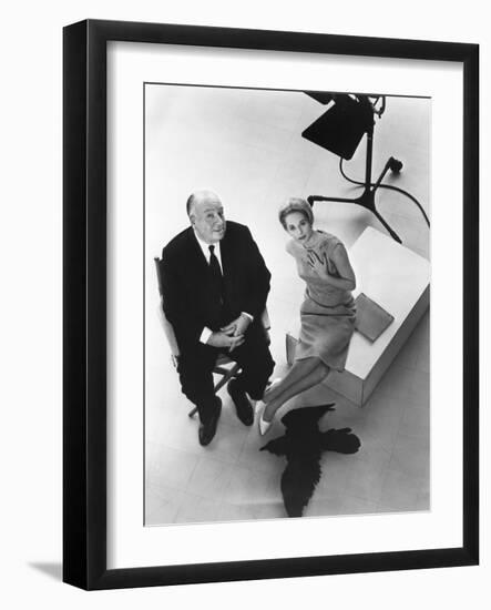 Alfred Hitchcock and Tippi Hedren, photo pour la sortie du fim Les Oiseaux, 1963 (b/w photo)-null-Framed Photo