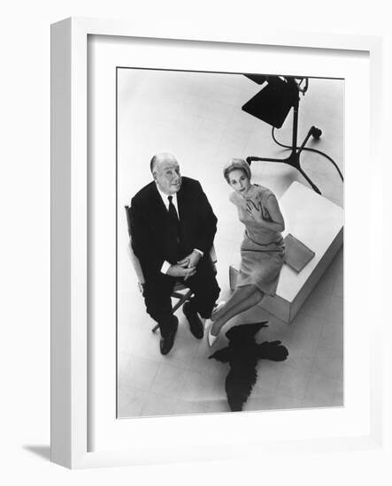 Alfred Hitchcock and Tippi Hedren, photo pour la sortie du fim Les Oiseaux, 1963 (b/w photo)-null-Framed Photo