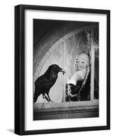 Alfred Hitchcock, photo pour la sortie du fim Les Oiseaux, 1963 (b/w photo)-null-Framed Photo