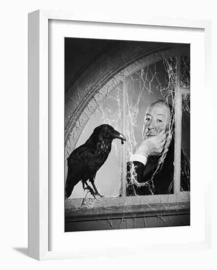 Alfred Hitchcock, photo pour la sortie du fim Les Oiseaux, 1963 (b/w photo)-null-Framed Photo