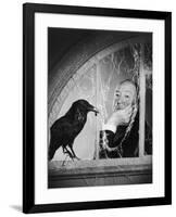 Alfred Hitchcock, photo pour la sortie du fim Les Oiseaux, 1963 (b/w photo)-null-Framed Photo