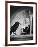 Alfred Hitchcock, photo pour la sortie du fim Les Oiseaux, 1963 (b/w photo)-null-Framed Photo