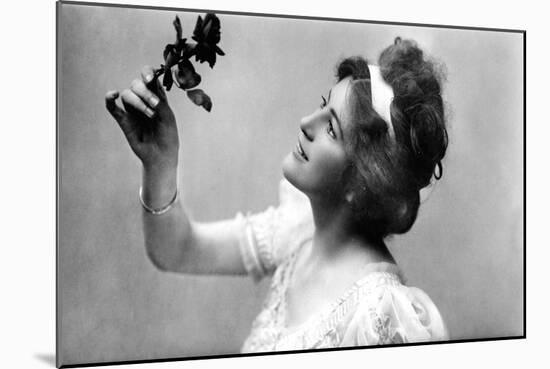 Alice Crawford (1882-193), English Actress, 1907-Raphael Tuck & Sons-Mounted Giclee Print