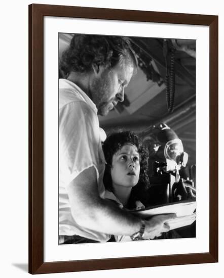 Alien, 1979 directed by Ridley Scott On the set, Ridley Scott directs Sigourney Weaver (photo)-null-Framed Photo