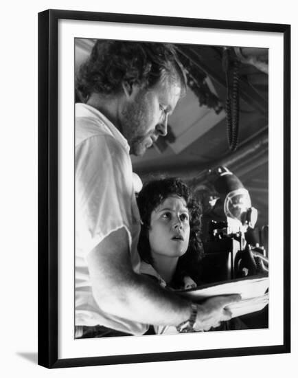 Alien, 1979 directed by Ridley Scott On the set, Ridley Scott directs Sigourney Weaver (photo)-null-Framed Photo