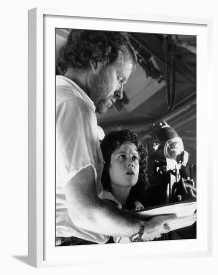 Alien, 1979 directed by Ridley Scott On the set, Ridley Scott directs Sigourney Weaver (photo)-null-Framed Photo