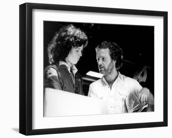 Alien, 1979 directed by Ridley Scott On the set, Ridley Scott directs Sigourney Weaver (photo)-null-Framed Photo