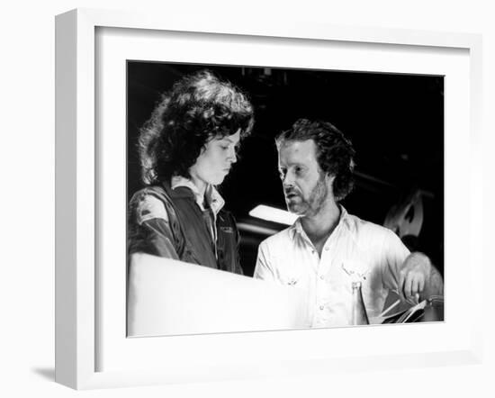 Alien, 1979 directed by Ridley Scott On the set, Ridley Scott directs Sigourney Weaver (photo)-null-Framed Photo