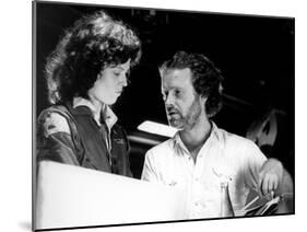Alien, 1979 directed by Ridley Scott On the set, Ridley Scott directs Sigourney Weaver (photo)-null-Mounted Photo