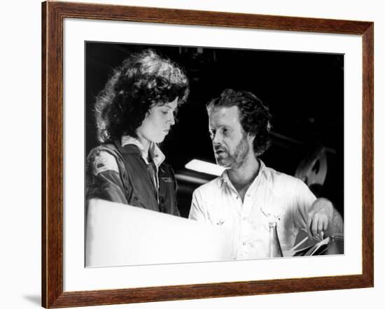 Alien, 1979 directed by Ridley Scott On the set, Ridley Scott directs Sigourney Weaver (photo)-null-Framed Photo