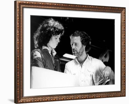 Alien, 1979 directed by Ridley Scott On the set, Ridley Scott directs Sigourney Weaver (photo)-null-Framed Photo