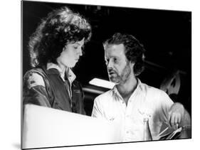 Alien, 1979 directed by Ridley Scott On the set, Ridley Scott directs Sigourney Weaver (photo)-null-Mounted Photo