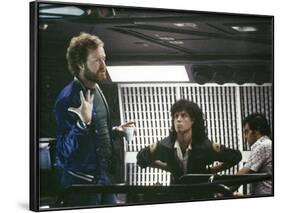 Alien, 1979 directed by Ridley Scott On the set; the director (Ridley Scott) with Sigourney Weaver -null-Framed Photo