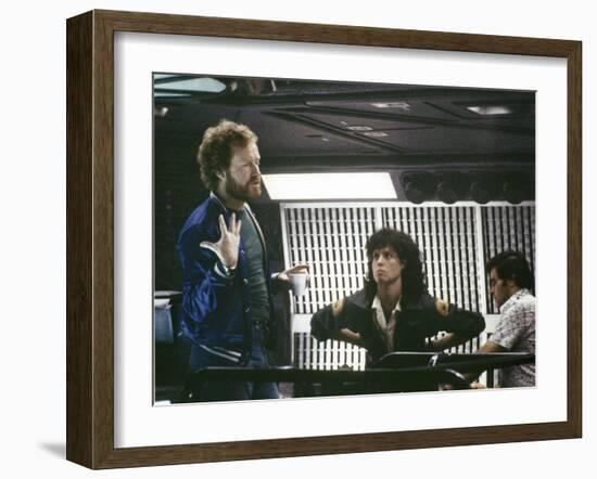 Alien, 1979 directed by Ridley Scott On the set; the director (Ridley Scott) with Sigourney Weaver -null-Framed Photo
