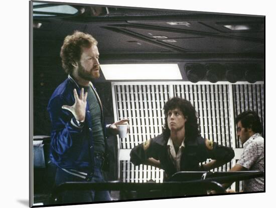 Alien, 1979 directed by Ridley Scott On the set; the director (Ridley Scott) with Sigourney Weaver -null-Mounted Photo